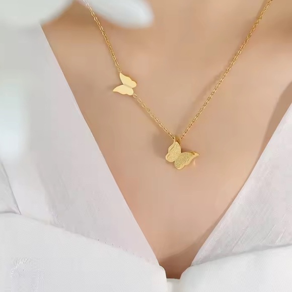 Chic Gold Butterfly Pendant Necklace - Picture 2 of 7